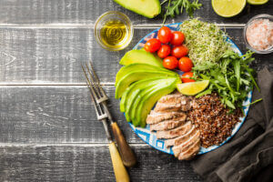 Balanced healthy food with avocado, tomatoes, arugula, quinoa, and chicken, only available at Elevate Your Organization's Culture and Performance With CEEK.